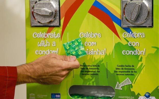 Las máquinas de preservativos en la Villa Olímpica en Río de Janeiro. 