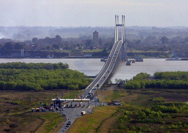 Largas colas de vehículos en el puente Rosario-Victoria por un ... - LaCapital.com.ar