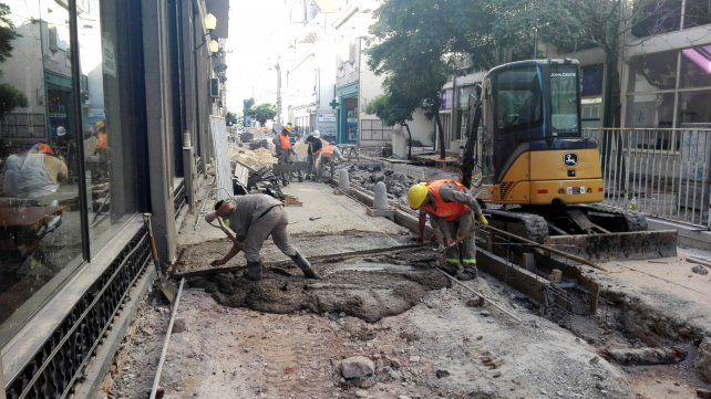 Apuran las obras para terminar la reforma de calle Sarmiento - LaCapital.com.ar