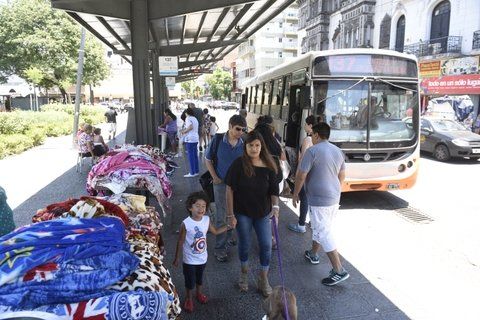 Advierten que se multiplicó la venta ambulante en la calle San Luis - LaCapital.com.ar