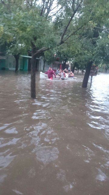 El dolor del jefe de bomberos que no puede ir a rescatar gente porque el cuartel está inundado