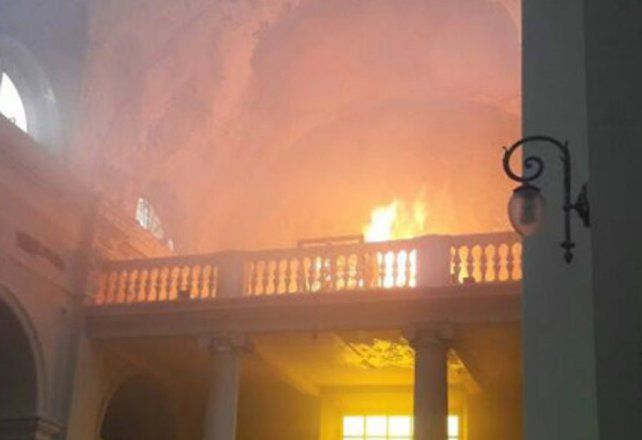 Las desgarradoras imágenes del incendio en la Catedral de San Nicolás