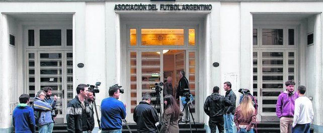 En pugna.Hoy habrá cónclaves varios en torno al poder y el dinero en el fútbol argentino.