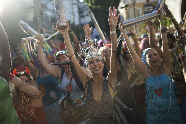 Los blocos ganan las calles de Rio y San Pablo al inicio del ... - LaCapital.com.ar