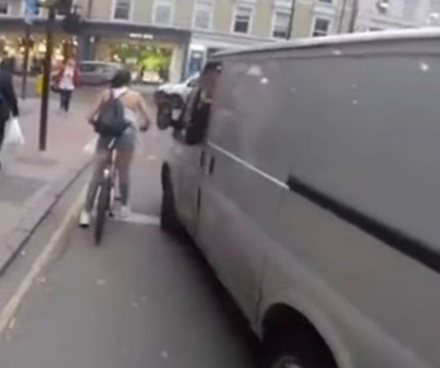 La escena sucedió en las calles e Londres y se viralizó en YouTube. 