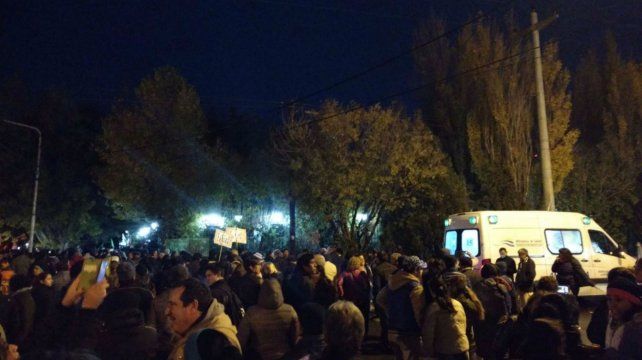 Entre el viernes a la noche y el sábado a la madrugada un grupo de manifestantes protestaron frente a la residencia de Alicia Kirchner.