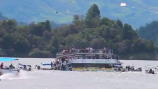 Al menos 9 muertos y 28 desaparecidos por el naufragio de un barco turístico en Colombia