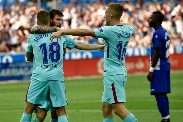 Celebrando. Leo Messi convirtió dos goles en el triunfo sobre Alavés por la segunda jornada.