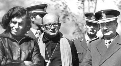 Biskop Angelelli sammen med Carlos Menem i 1975. Biskopen visste at han var i militærets søkelys