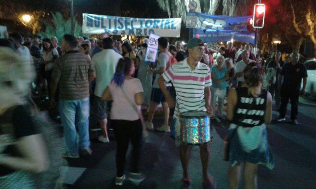 Rosario se manifestÃ³ contra los tarifazos con un ruidazo que se escuchÃ³ en toda la ciudad