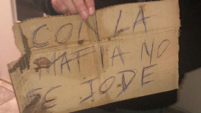 Con la mafia no se jode, un cartel con un claro mensaje