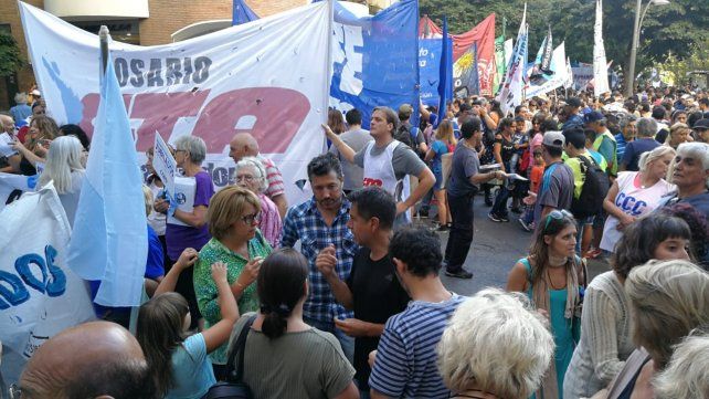 La marcha contÃ³ con masiva participaciÃ³n de organizaciones gremiales y sociales.